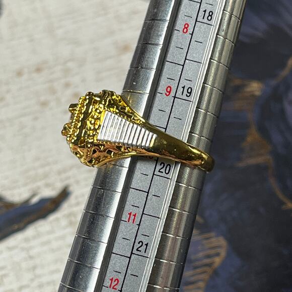 Estate Gold Tone CZ Ring Size 10 - Sparkling Beauty! - Picture 3 of 6